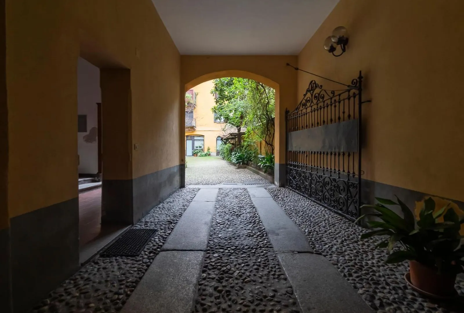 Xenia Apartments - Luminous Studio At Navigli Tram Theme Milan